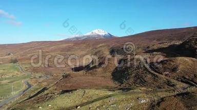 阿尔格拉的空中景色更接近埃里加尔山，这是爱尔兰多尼加尔最高的山